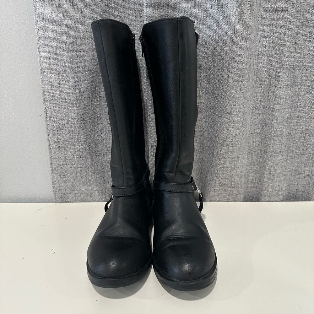 DKNY girls Black Heeled Boots. Size 1/12.5. Side zip.